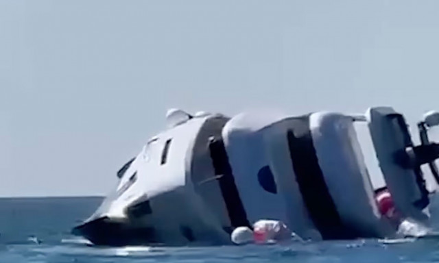 Συγκλονιστική στιγμή: Ολοκαίνουργιο γιοτ βυθίστηκε λίγα λεπτά μετά την καθέλκυση - Δείτε βίντεο