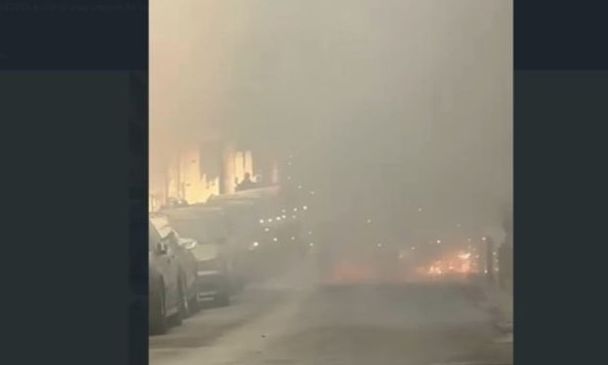 Πειραιάς: Αυτοκίνητο τυλίχθηκε στις φλόγες - Με δυσκολία διεξάγεται η κίνηση στο σημείο