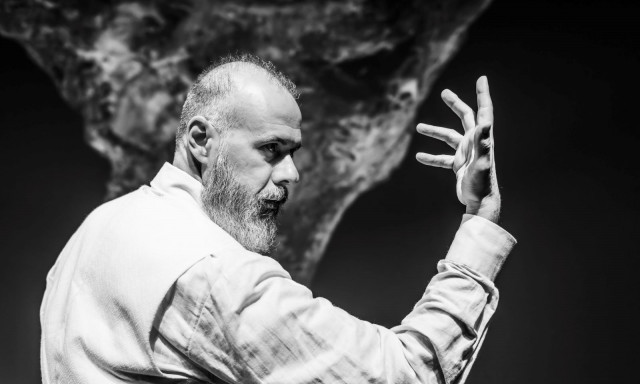 Αμφι-θέατρο: Ο Γιάνννης Καλαβριανός επιστρέφει με διπλό χτύπημα