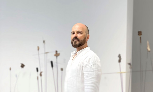 Ιδρυμα Βασίλη & Ελίζας Γουλανδρή: Ο Μιχάλης Δέλτα δίνει «Πνοή» στα έργα του Takis