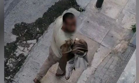 Άνδρας κυκλοφορεί ξυπόλυτος και παρενοχλεί γυναίκες στον δρόμο