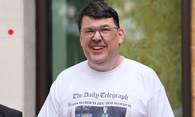 Βρετανία: Διεθνής σάλος με τη σύλληψη κωμικού - Κατηγορείται για αναρτήσεις στο Χ