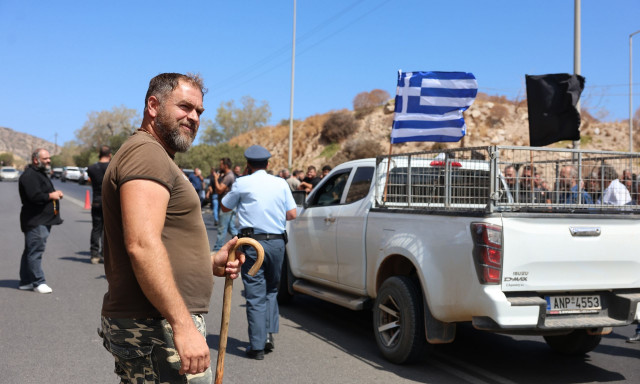 Κρήτη: Στους δρόμους οι κτηνοτρόφοι - Αποκλεισμένο το αεροδρόμιο Ηρακλείου ως τις 7 το απόγευμα