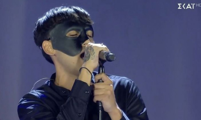 Στέλιος Καζαντζίδης: Συγκλόνισε ο μασκοφόρος Sicario ερμηνεύοντας το «Όταν βλέπετε να κλαίω»