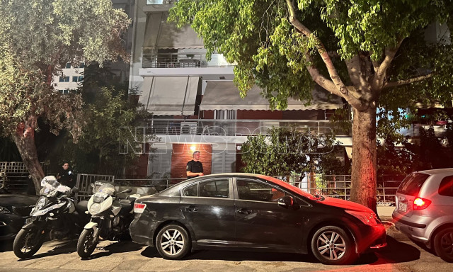 Νέος Κόσμος: Μπροστά σε μακάβριες εικόνες οι αστυνομικοί – Τι εξετάζουν οι αρχές για τις δύο σορούς