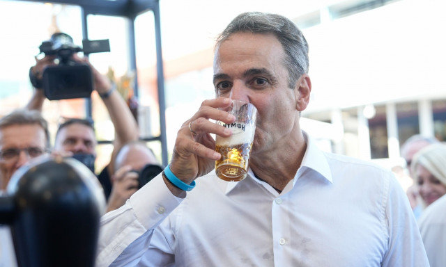 Κυριάκος Μητσοτάκης: Μπιλιάρδο, μπάσκετ και μπύρα για τον πρωθυπουργό στα περίπτερα της ΔΕΘ