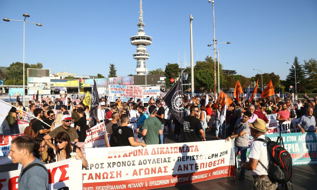 «Πόλεμος» ανακοινώσεων από τα κόμματα της αντιπολίτευσης μετά την ομιλία Μητσοτάκη