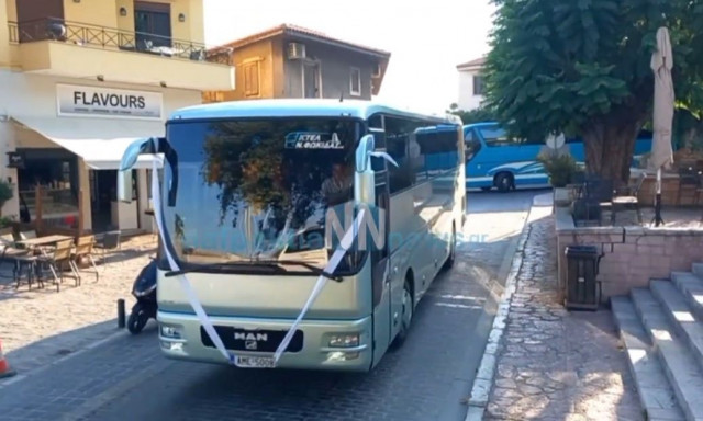 Ξεχωριστός γάμος στη Ναύπακτο: Γαμπρός πήγε στην εκκλησία με 19 λεωφορεία