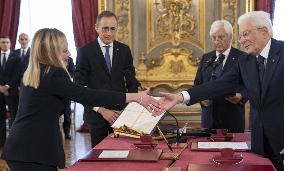 Ιταλία - Τζόρτζια Μελόνι: «Γι' αυτό ορκίστηκα φορώντας ένα μπλε σκούρο κοστούμι Αρμάνι»