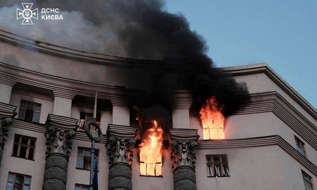 Η Ρωσία χτύπησε την έδρα της κυβέρνησης της Ουκρανίας με πάνω από 800 drones