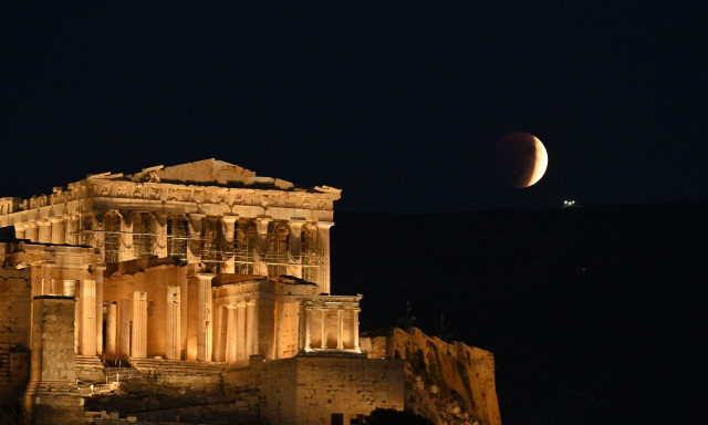 Μάγεψε η ολική έκλειψη Σελήνης με το «ματωμένο» χρώμα της - Εικόνες