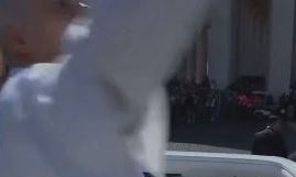 Ιταλία: Μικροατύχημα σε ζωντανή μετάδοση είχε ο Πάπας μετά την αγιοποίηση Ακούτις και Φρασάτι