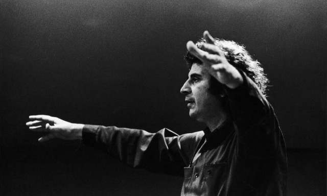 Θέατρο Βράχων: Ο Κώστας Μακεδόνας ερμηνεύει «Το τραγούδι του νεκρού αδελφού» του Μίκη