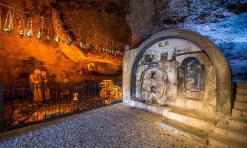 Μέγα Σπήλαιο: Για «πιθανό κύκλωμα με ιερόσυλους ρασοφόρους» κάνει λόγο ο Γιώργος Τσούκαλης