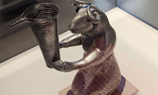 Γονατιστός Ταύρος: Το υβριδικό πλάσμα 5.000 ετών από το Ιράν με έναν μυστηριώδη σκοπό