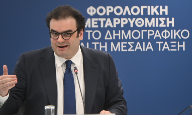 Πόσο ωφελούνται μισθωτοί, συνταξιούχοι και ελεύθεροι επαγγελματίες από τη μείωση φόρων