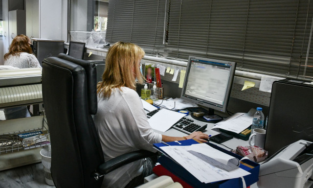 Πόσο ωφελούνται οι δημόσιοι υπάλληλοι από τα μέτρα της κυβέρνησης - Αναλυτικοί πίνακες