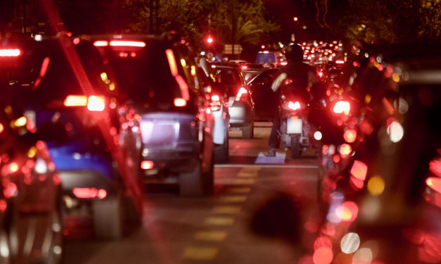 Λεωφόρος Ποσειδώνος: Όχημα έπεσε από αυτοκινητάμαξα - Προβλήματα στην κυκλοφορία