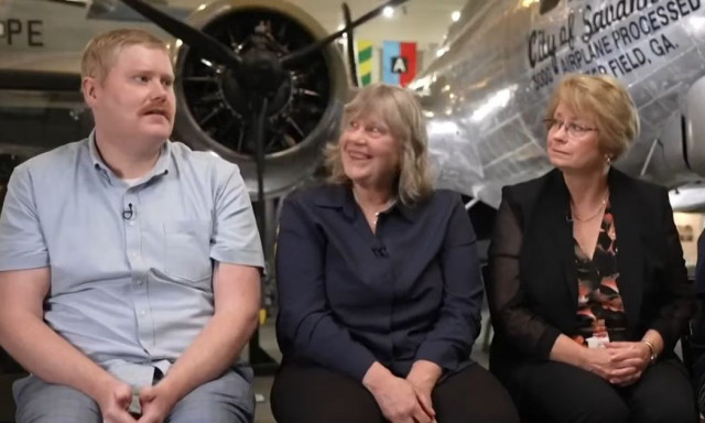 Έγραψαν ιστορία: Συναντήθηκαν οι απόγονοι ενός ηρωικού πληρώματος του Β' Παγκοσμίου Πολέμου