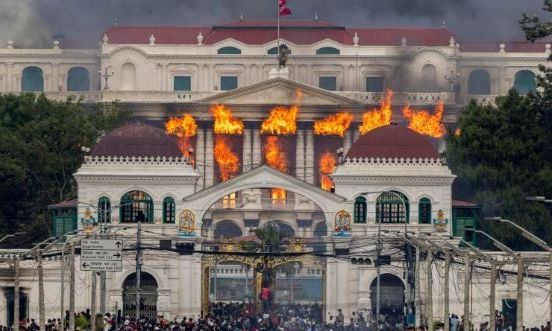 Χάος στο Νεπάλ με την «επανάσταση της Γενιάς Ζ»: Τουλάχιστον 22 νεκροί - Το Κοινοβούλιο καίγεται