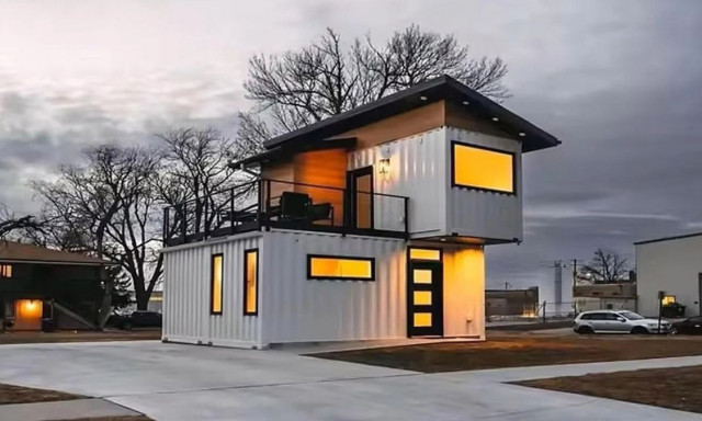 Διώροφο προκάτ-σπίτι με βεράντα πουλήθηκε στην Amazon για 24.000€