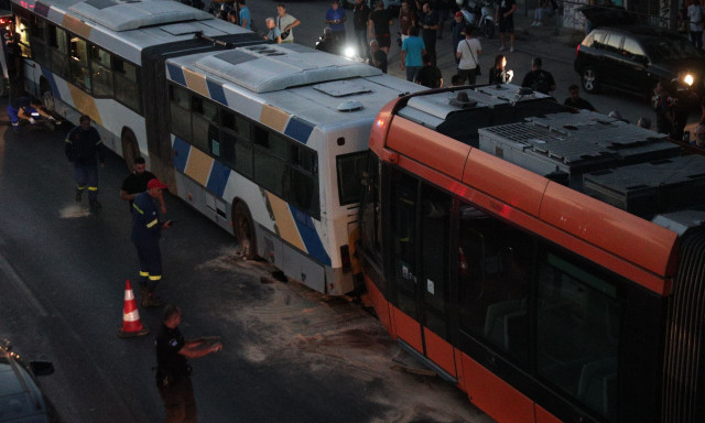 Πειραιάς: 24 τραυματίες από τη σύγκρουση τραμ με λεωφόρειο - Η ανακοίνωση του ΕΚΑΒ