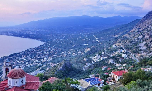 Μία «ανάσα» από το κέντρο της Καλαμάτας: Το ιστορικό χωριό με τη μοναδική θέα στον Μεσσηνιακό