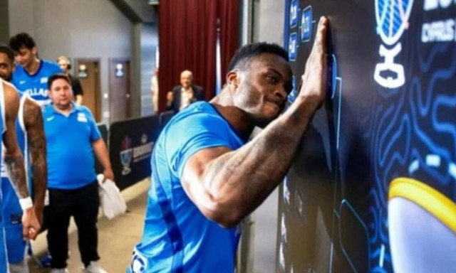 Eurobasket 2025: Κόντεψε να... γκρεμίσει τον πίνακα ο Θανάσης όταν κόλλησε το αυτοκόλλητο «Greece»