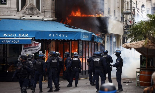 Η Γαλλία στις φλόγες: Εκατοντάδες συλλήψεις, φωτιές, δολιοφθορές και βία στους δρόμους - Βίντεο