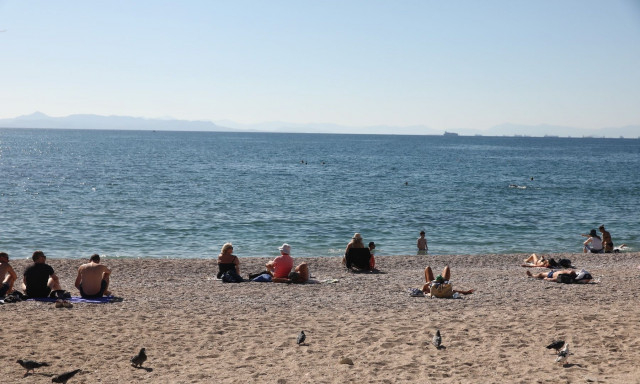 Καιρός: Επιμένει το καλοκαίρι – Σε άνοδο η θερμοκρασία την Τετάρτη