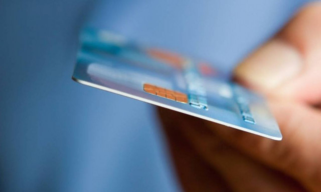 Απίστευτο ζευγάρι απατεώνων στα Φάρσαλα: Βρήκαν τραπεζική κάρτα, αγόρασαν αλκοόλ και έπαιξαν τζόγο