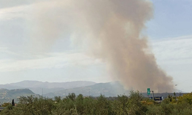 Φωτιά στην Αχαΐα: Εκκενώνονται οι οικισμοί Μερτίδι, Λάκκα και Τούμπα - Ενισχύθηκαν οι δυνάμεις