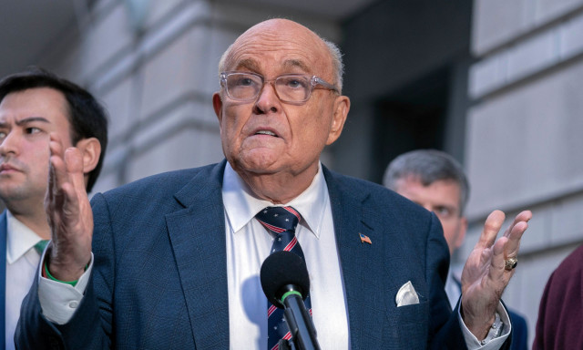 Ρούντι Τζουλιάνι: Η πρώτη δημόσια εμφάνιση σε αναπηρικό αμαξίδιο μετά το αυτοκινητιστικό ατύχημα