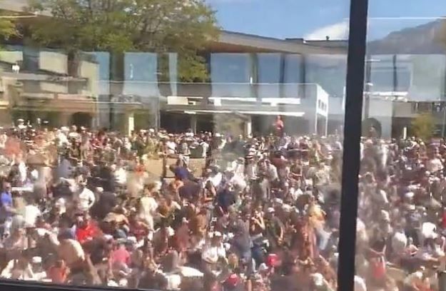 Τσάρλι Κερκ: Από ταράτσα η μοιραία σφαίρα στον 31χρονο - Επιχείρηση για τον εντοπισμό του δράστη