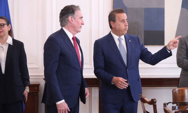 Αμερικανικό LNG μέσω Ελλάδας: Με ποιους επιχειρηματίες συναντήθηκε ο Αμερικανός υπουργός Εσωτερικών