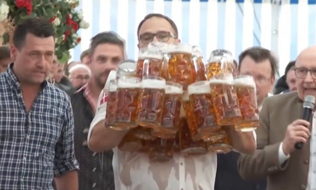 Γερμανία: Σερβιτόρος πήγε να σπάσει νέο ρεκόρ μεταφοράς μπύρας και τα έκανε… μούσκεμα – Δείτε βίντεο
