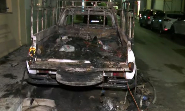 Πειραιάς: Φωτιά τα ξημερώματα σε επαγγελματικό ΙΧ και ένα τρίκυκλο