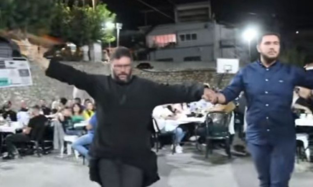 Η viral στιγμή που ιερέας χορεύει κρητικά και εντυπωσιάζει – Δείτε βίντεο