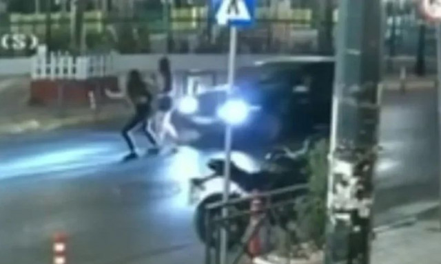 Καμίνια: Βίντεο από τη στιγμή που ΙΧ χτυπά 16χρονη - Αναζητείται ο οδηγός