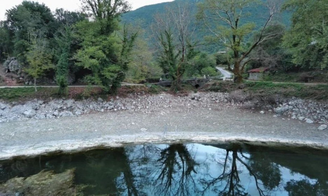 Ανομβρία: Η ξηρασία «χτυπά» τα υδάτινα οικοσυστήματα της Ηπείρου–Πρωτοφανής  εικόνα της λίμνης Βηρού