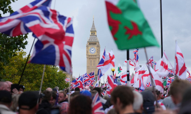 «Η Βρετανία επιτέλους ξύπνησε»: 110.000 διαδηλωτές κατά της ισλαμοποίησης, συμπλοκές με αστυνομικούς