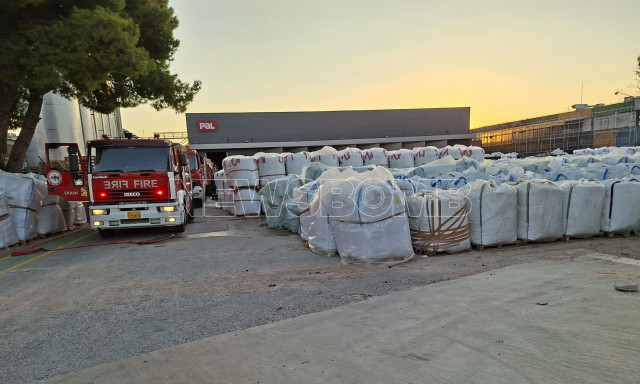 Κηφισιά: Φωτιά σε εργοστάσιο με πλαστικά – Δείτε εικόνες