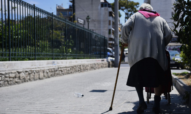 Βόλος: Αδίστακτοι απατεώνες - Ξεγέλασαν ηλικιωμένη και τους έριξε τα κοσμήματά της από το μπαλκόνι