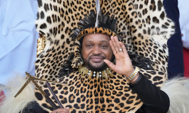 Νότια Αφρική: Ο βασιλιάς των Ζουλού προκάλεσε επικριτή του σε μάχη με ραβδιά