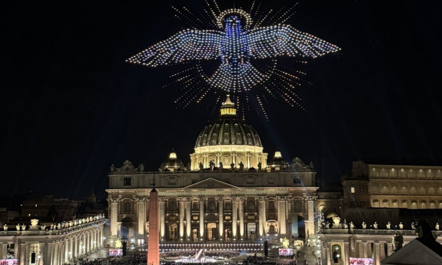 Μαγευτικές εικόνες πάνω από το Βατικανό: 3.000 drones σχημάτισαν έργα του Μιχαήλ Άγγελου - Βίντεο
