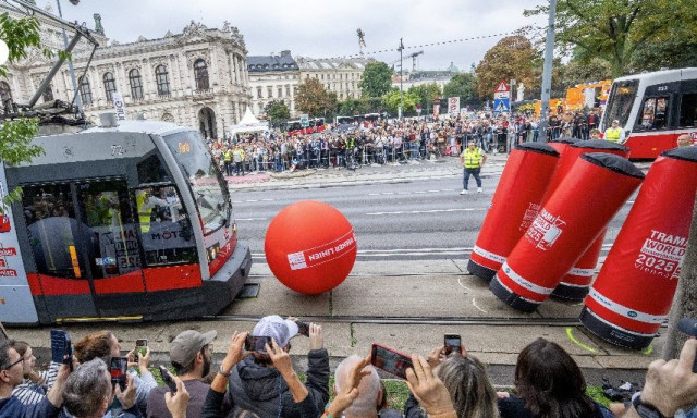 Τραμ στην Αυστρία διαγωνίστηκαν σε δοκιμασίες κέρλινγκ και... μπόουλινγκ - Βίντεο