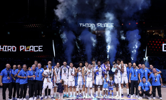 Ελλάδα – Φινλανδία: Χόρεψαν συρτάκι και φόρεσαν τα μετάλλια τους οι διεθνείς!