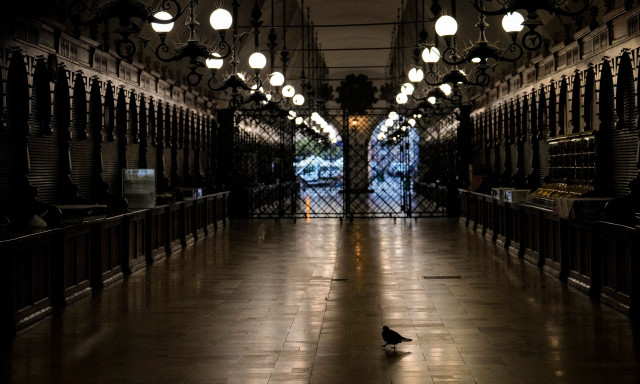 Η λάμπα – φάντασμα που ξεχωρίζει σε πολυσύχναστο δρόμο της Πολωνίας