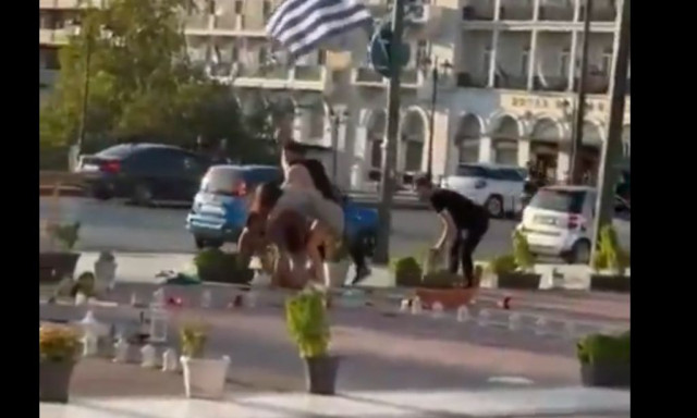 Η στιγμή της συμπλοκής Παλαιστίνιων και Ισραηλινών μπροστά στην Πλατεία Συντάγματος