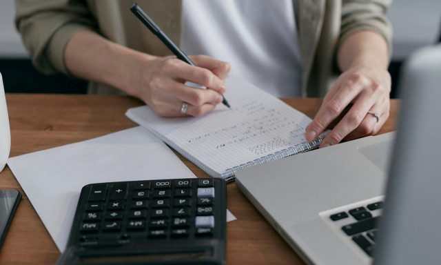 Πώς θα αυξηθεί το καθαρό εισόδημα των νέων – Φορολογικά οφέλη και παραδείγματα